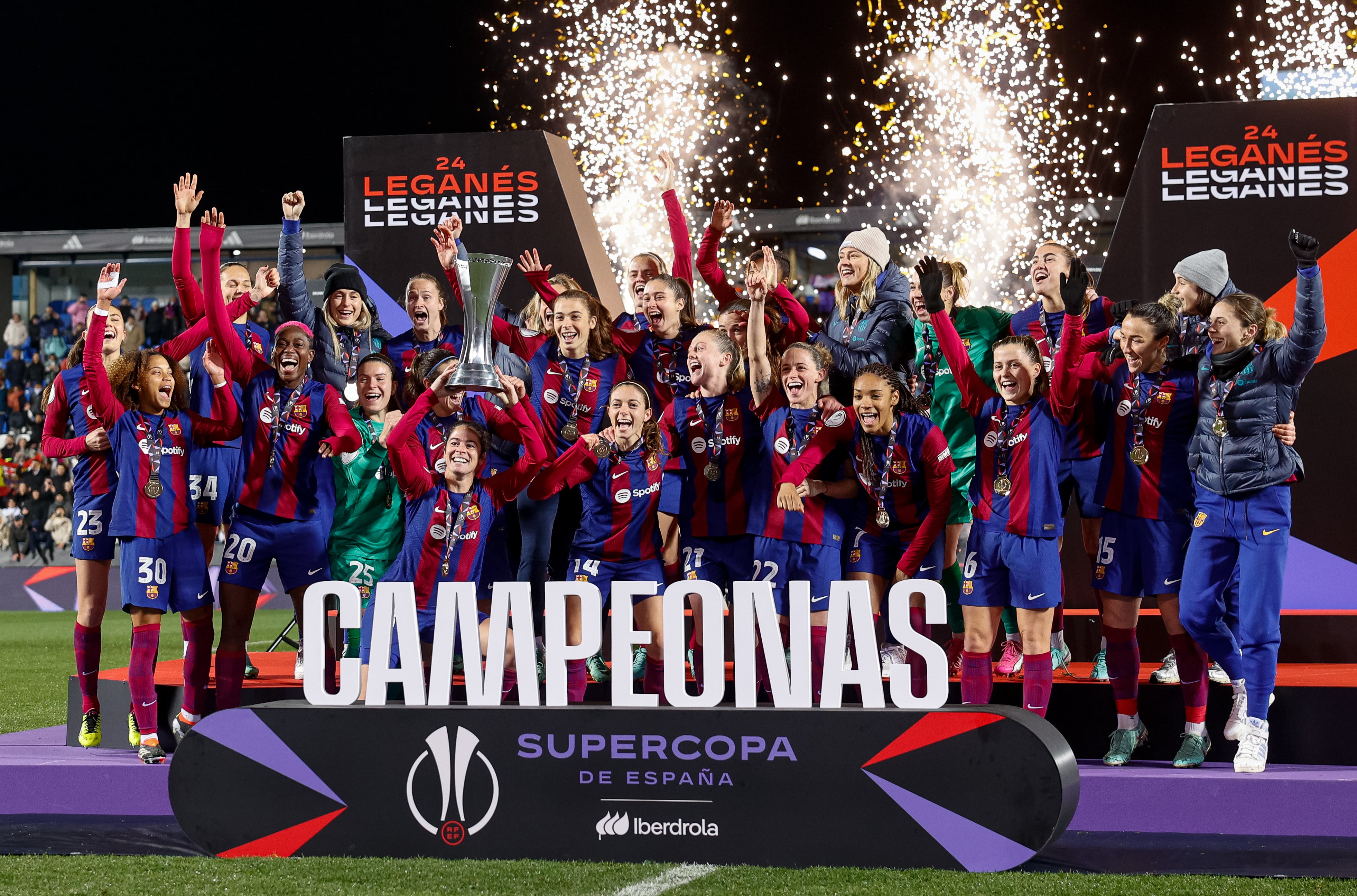 LEGANÉS (MADRID), 20/01/2024.- Las jugadoras del FC Barcelona celebran su victoria en la final de la Supercopa tras derrotar al Levante en el encuentro que han disputado hoy sábado en el estadio de Butarque, en la localidad madrileña de Leganés. EFE / Daniel González.
