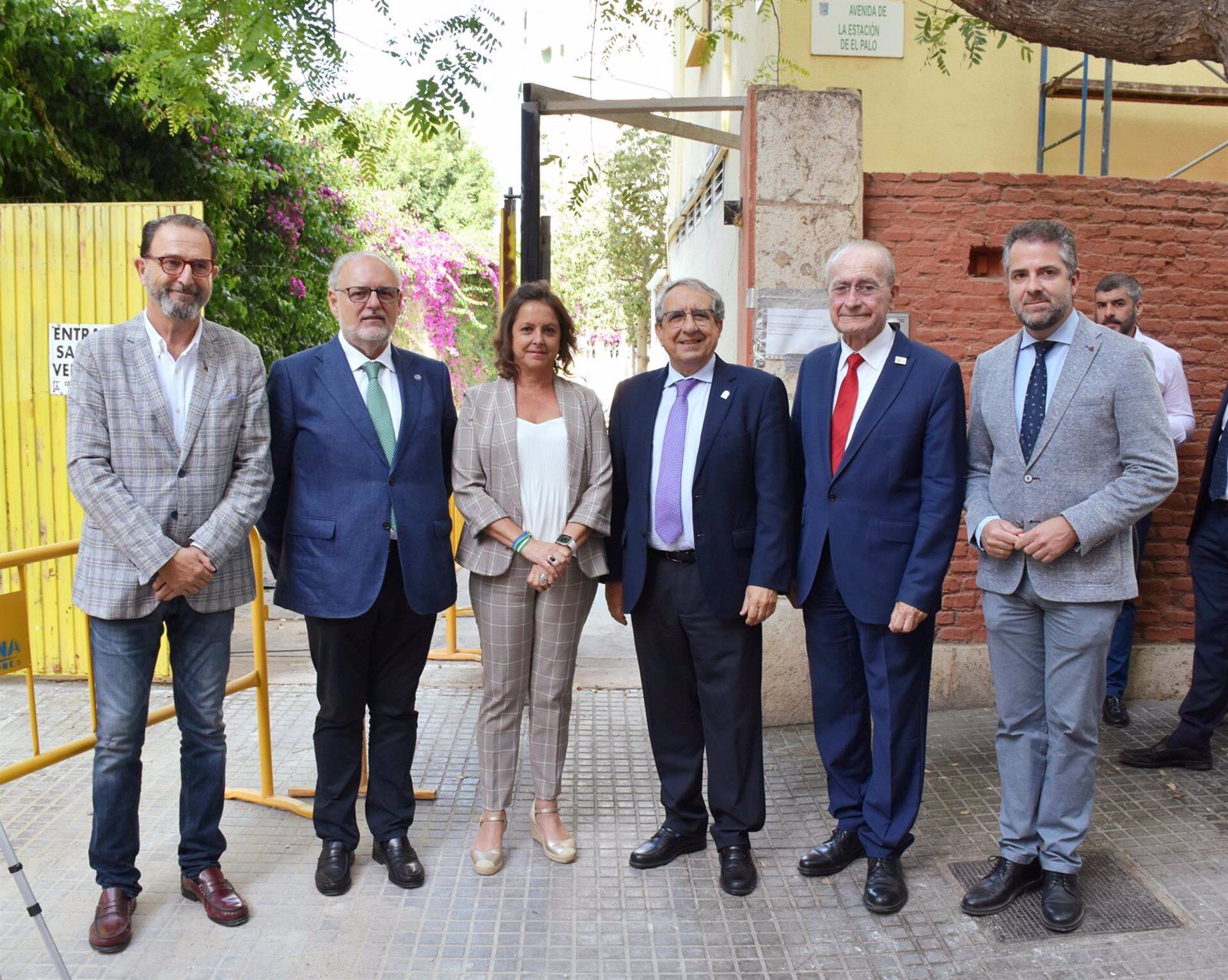 La consejera de Salud y Consumo junto a otras autoridades en el lugar de las obras