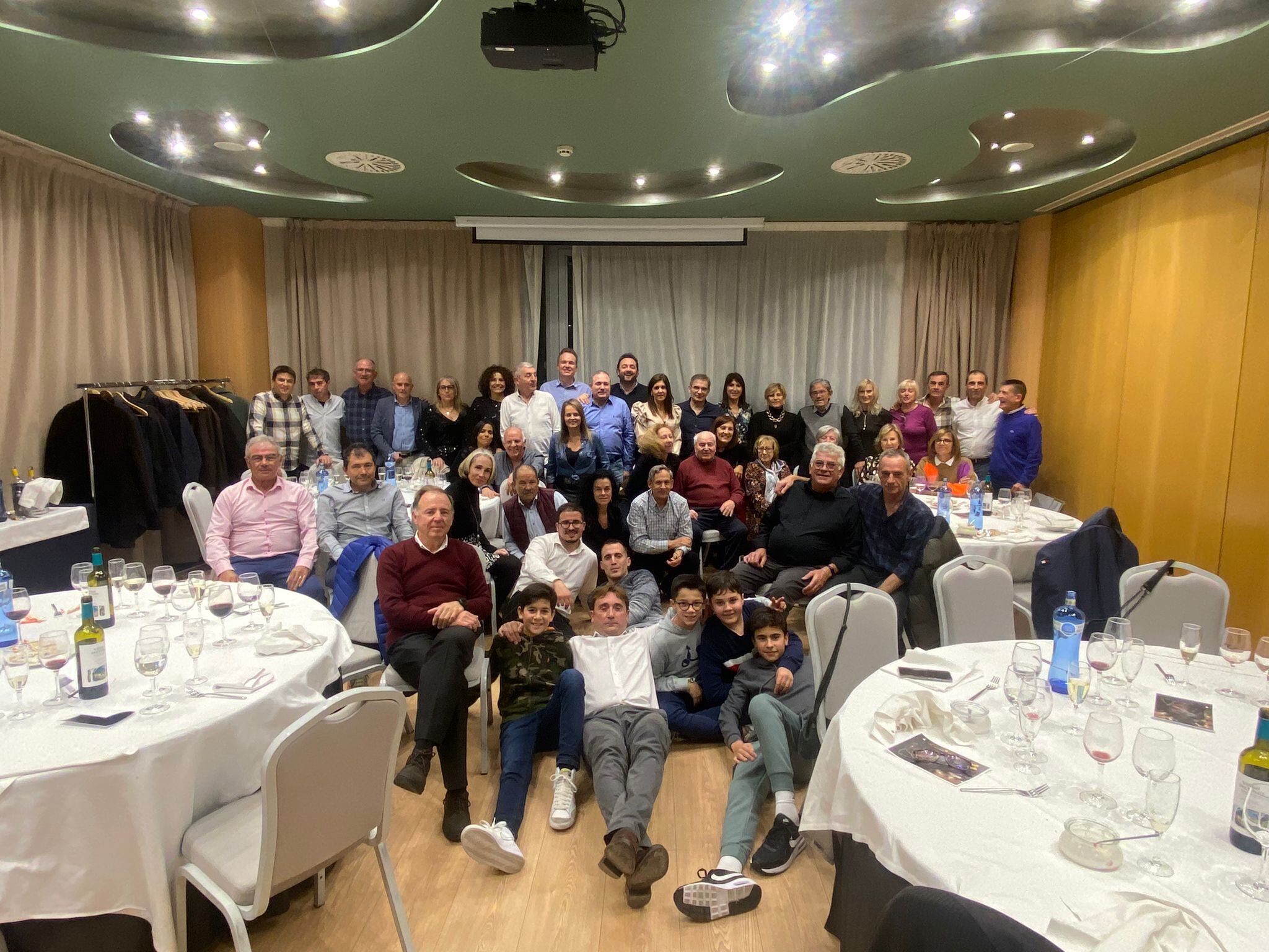 Momento de la cena con todos los presentes de Entarachen Bosco Global y el Club de Montaña Javieres de Huesca