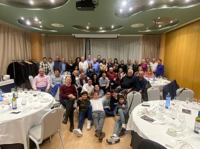 Momento de la cena con todos los presentes de Entarachen Bosco Global y el Club de Montaña Javieres de Huesca