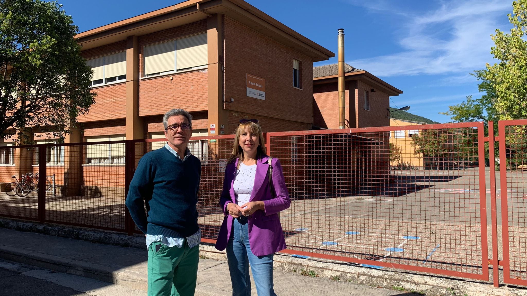 La alcaldesa de Sabiñánigo y el concejal de Medio Ambiente frente al colegio Montecorona