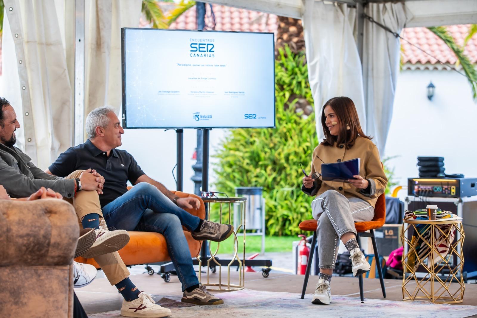 Lourdes Santana junto al periodista Jon Sistiaga en La Palma