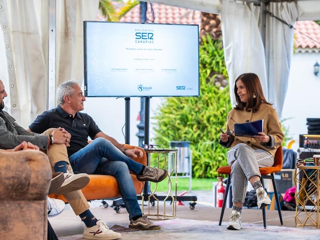Lourdes Santana junto al periodista Jon Sistiaga en La Palma