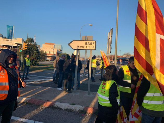 Treballadors concentrats davant el polígon petroquímic de Tarragona