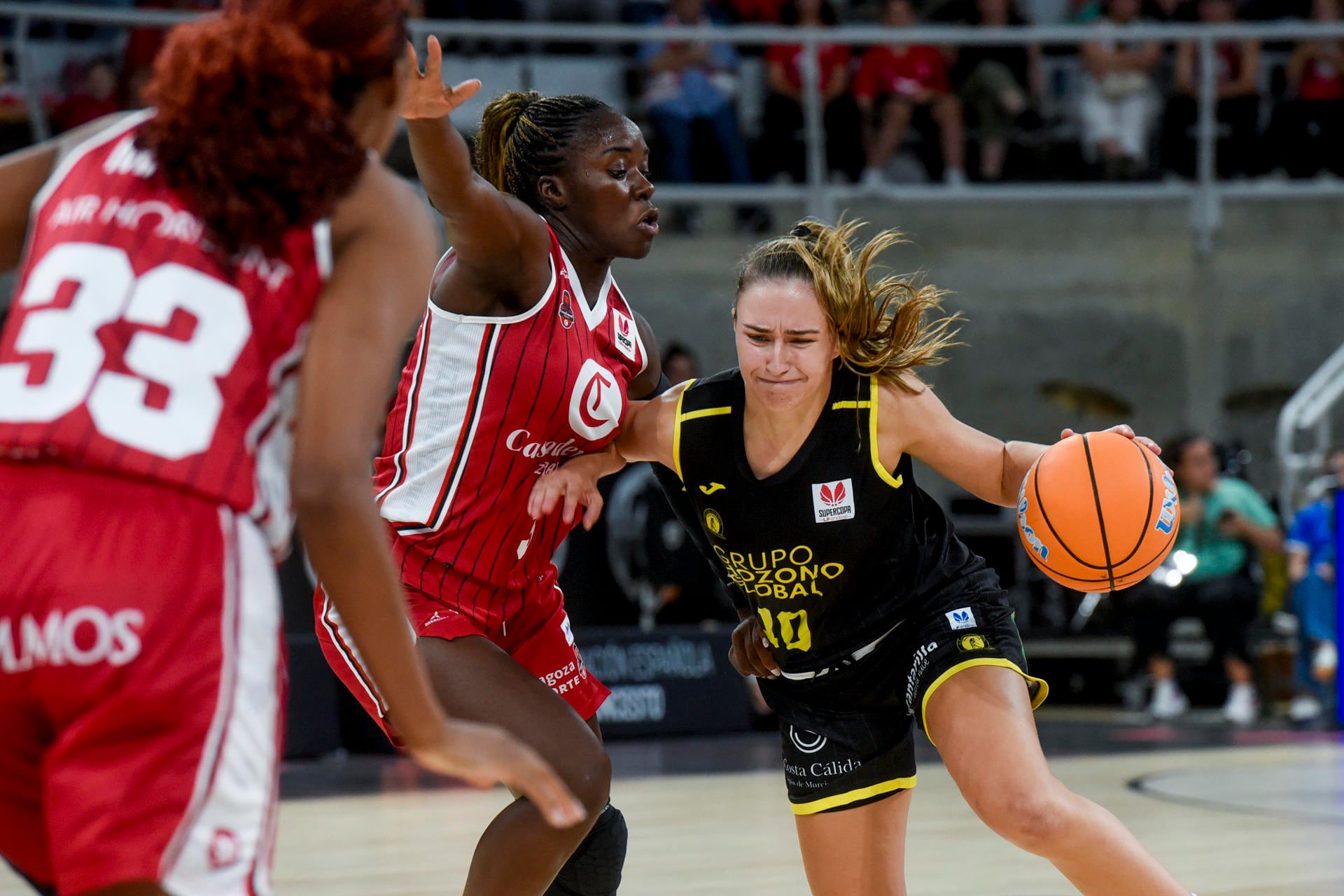 HUESCA (ARAGÓN), 27/09/2025.- La base del Jairis Angela Mataix Guill (d) en acción este sábado, durante el partido de semifinal de la Supercopa de España, entre el Basket Zaragoza y el Hozono Global Jairis, en Huesca. EFE/ Javier Blasco