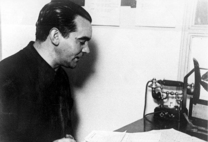 El poeta español Federico García Lorca en una audición en Radio Stentor, en Buenos Aires