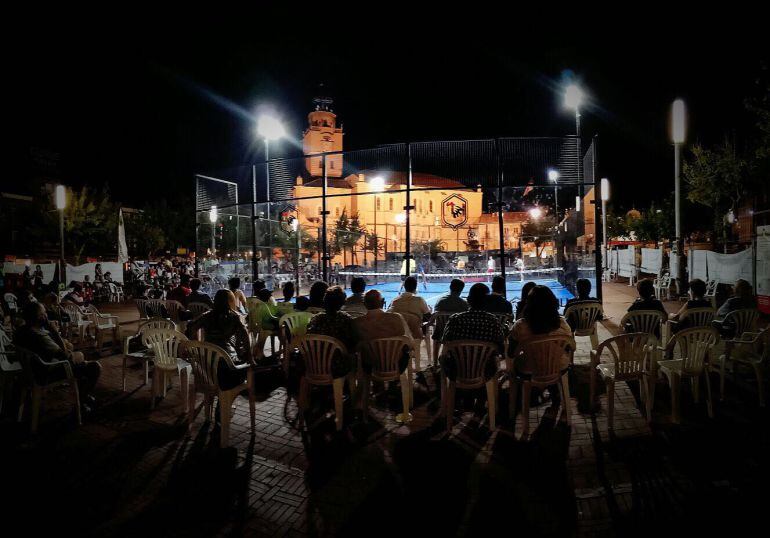 El público disfruta del pádel durante las noches veraniegas