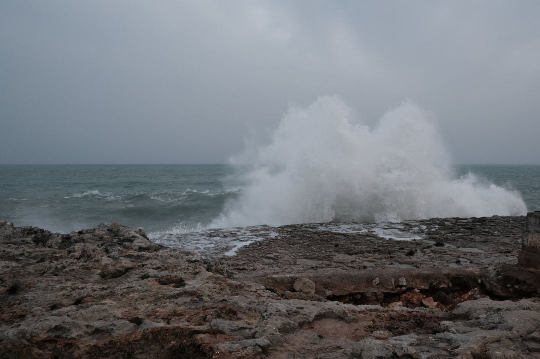 Playa española afectada por un temporal. 