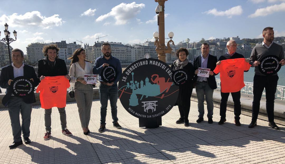 Organizadores y patrocinadores de la media maratón de San Sebastián posan con la bahía de la Concha detrás