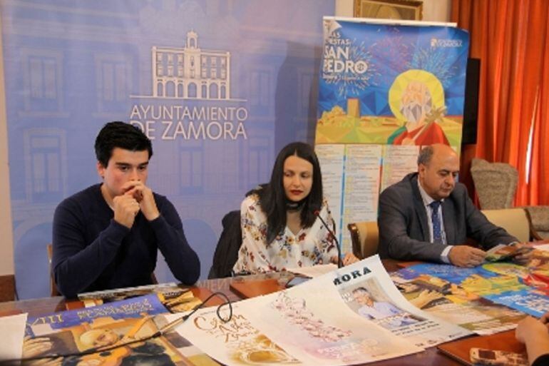 La Concejala de Cultura, Maria Eugenia Cabezas, toma la palabra durante la presentación del programa de las Ferias y Fiestas de San Pedro 2018