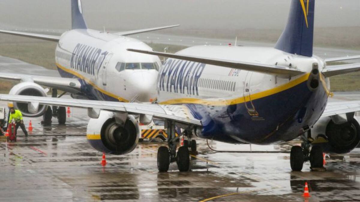 El piloto de un avión de Ryanair aterriza para echar a dos irlandeses ebrios