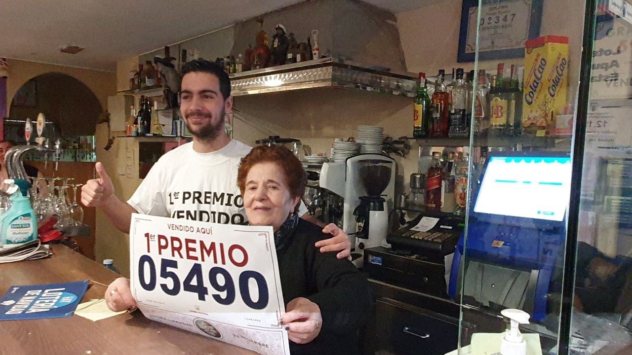 Laura y su nieto Saúl celebran la venta de un décimo del Gordo de Navidad en Combarro