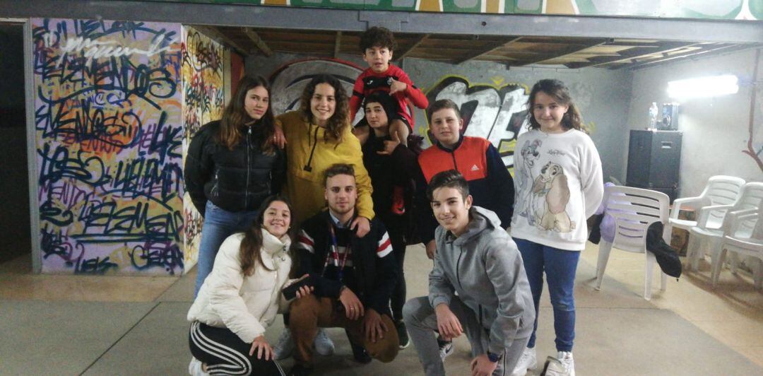 Algunos de los componentes de la comparsa infantil de Barbate 'Desde los mares del sur'