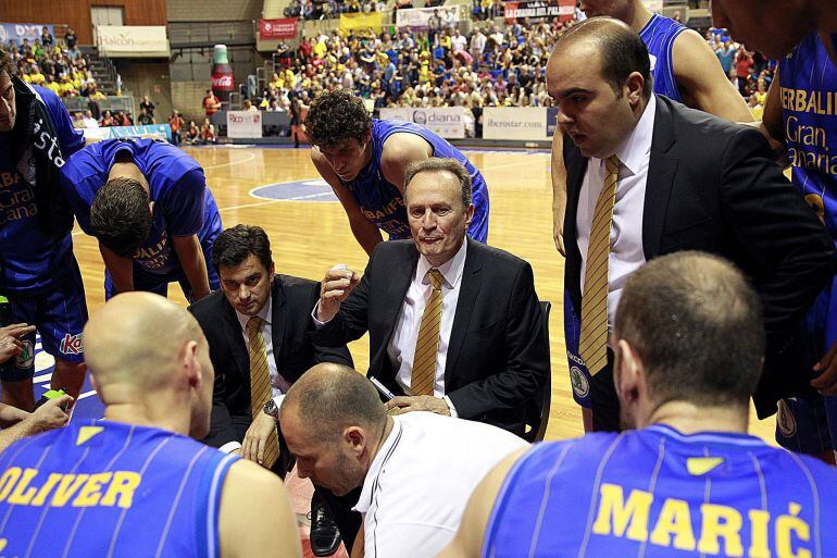 GRA736. LA LAGUNA (TENERIFE), 07/05/2015.- El entrenador del Herbalife Gran Canaria, Aito García Reneses (c), da intrucciones a sus jugadores en el partido frente al Iberostar Tenerife. EFE/Cristóbal García