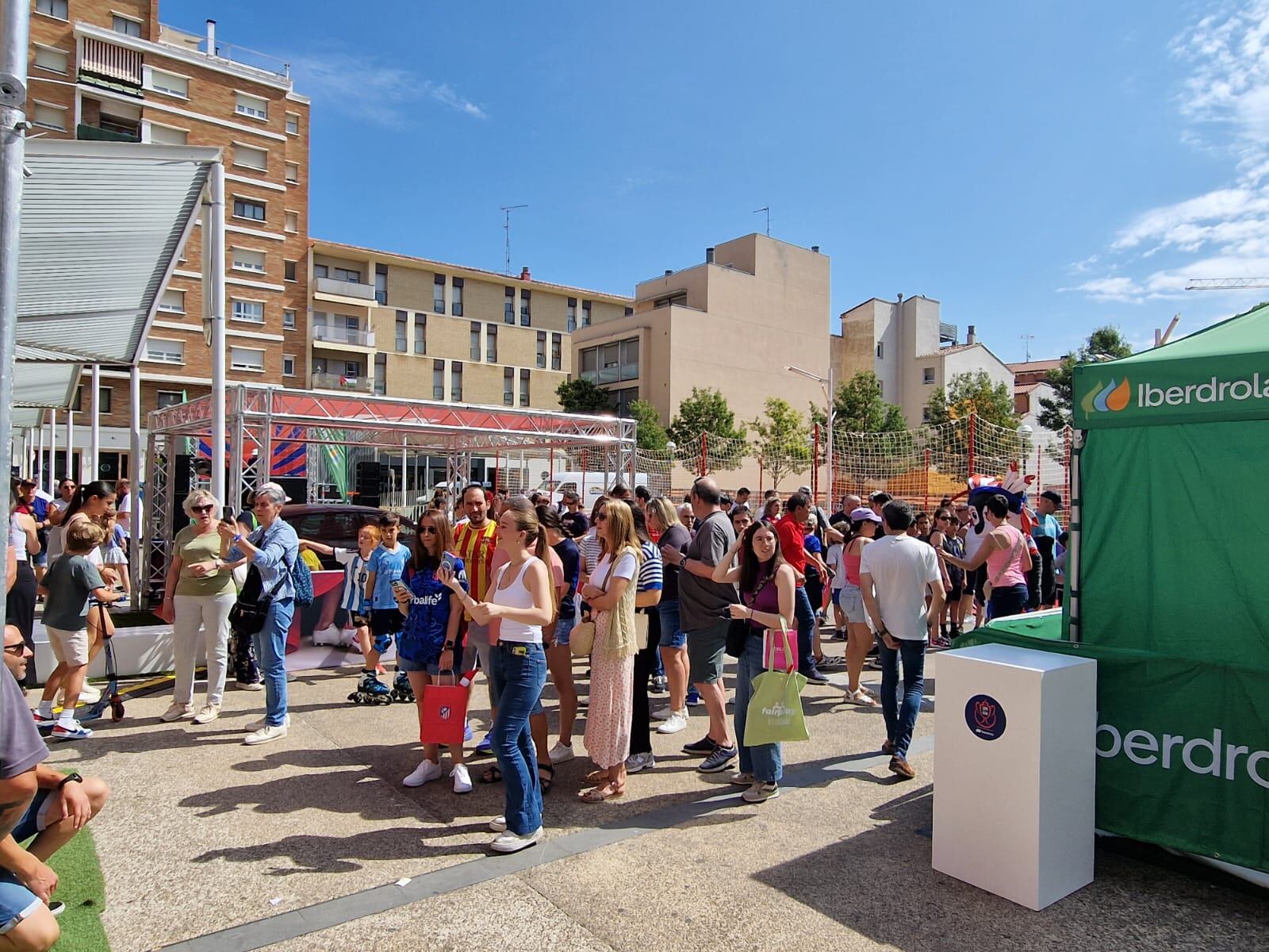 Numerosos aficionados disfrutando de las actividades de la fanzone en la plaza San Antonio