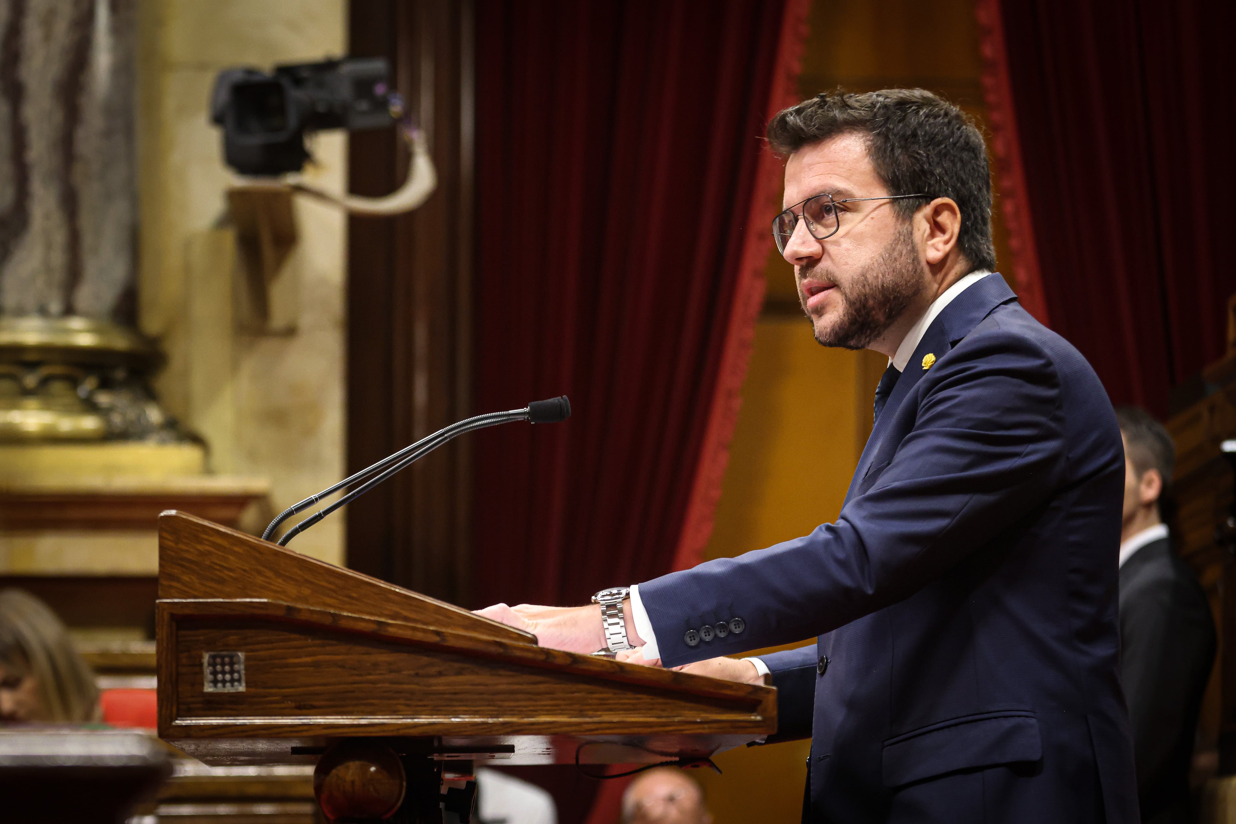 Pere Aragonès se dirige al Parlament durante el debate.