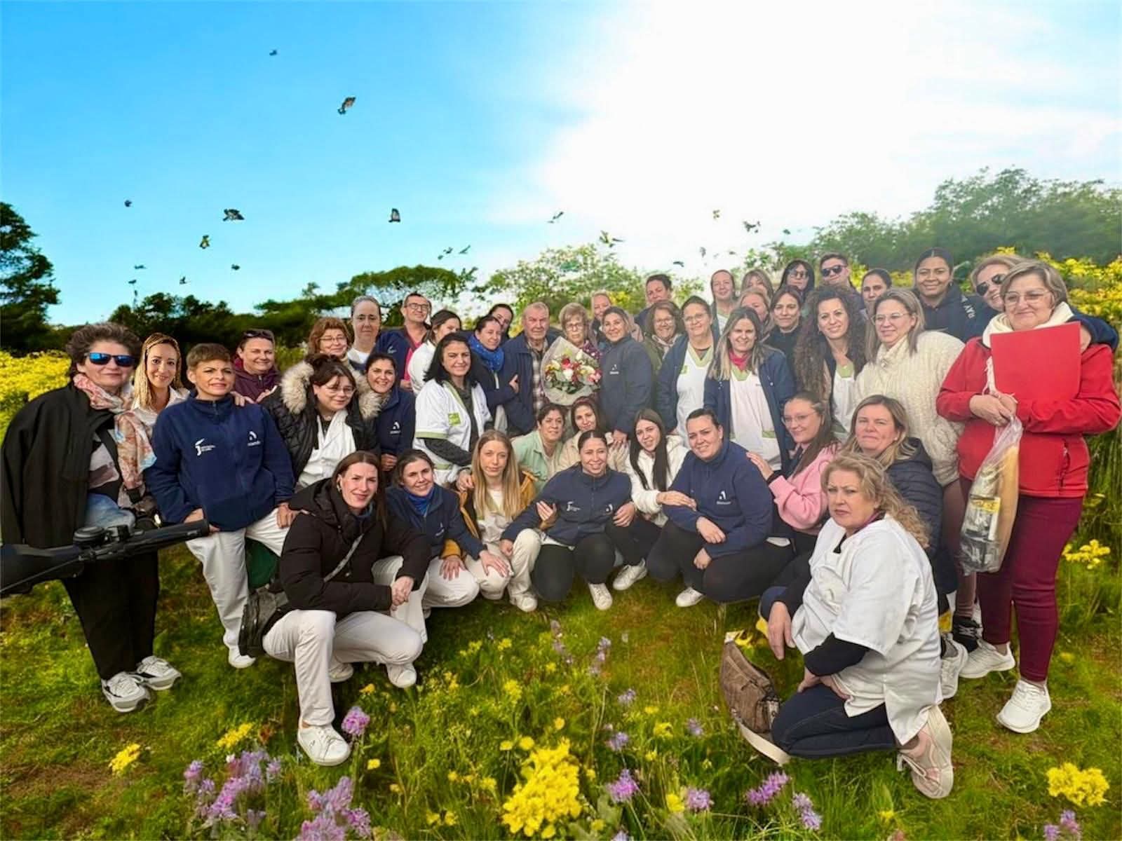 Lorenza y Antonio junto a las trabajadoras del servicio de ayuda a domicilio.