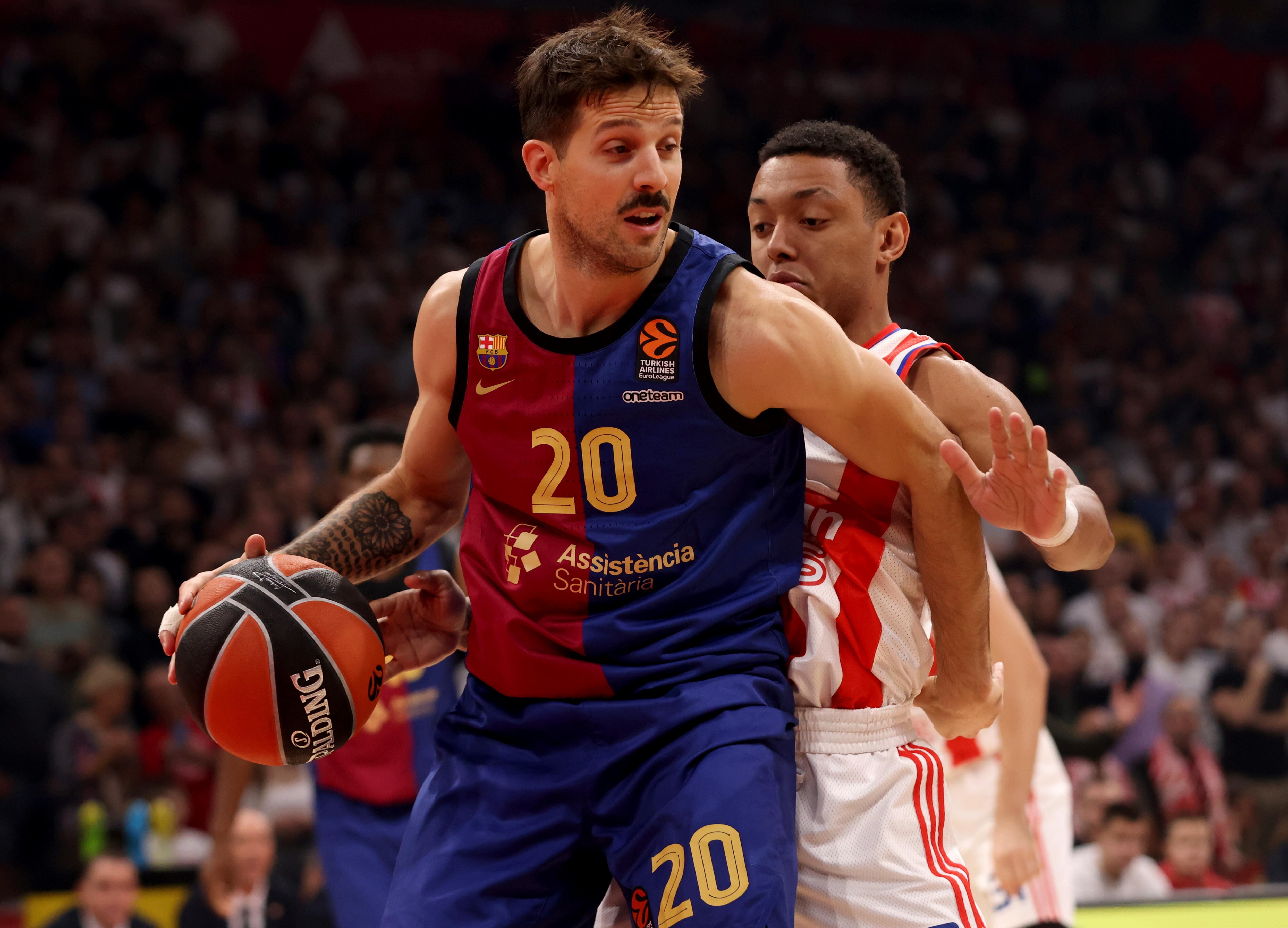 Belgrade (Serbia), 18/10/2024.- Barcelona's Nicolas Laprovittola (L) in action against Crvena Zvezda's Yago Dos Santos (R) during the Euroleague basketball match between Crvena Zvezda Belgrade and FC Barcelona in Belgrade, Serbia, 18 October 2024. (Baloncesto, Euroliga, Belgrado) EFE/EPA/ANDREJ CUKIC