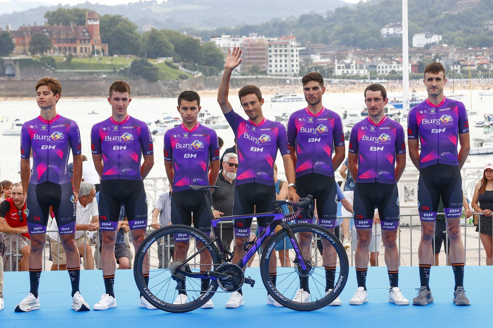 La formación morada en la presentación de la Clásica de San Sebastián. El arandino Mario Aparicio, 3º por la izquierda.