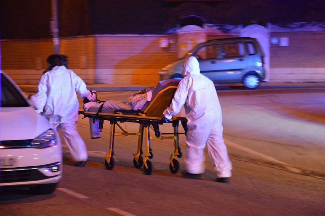 Sanitarios trasladando a un anciano de la residencia Fuente del Rey