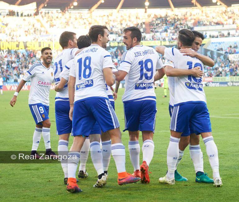 Los jugadores del Real Zaragoza celebra el gol de Javi Ros frente al Almería