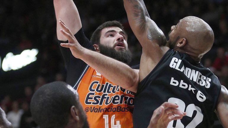 El pivot montenegrino de Valencia Basket, Bojan Dubljevic (i), lanza a canasta ante el jugador estadounidense del Retabet Bilbao, Mickell Gladness, durante el encuentro correspondiente a la jornada 22 de la liga ACB que disputan esta tarde en el pabellón 