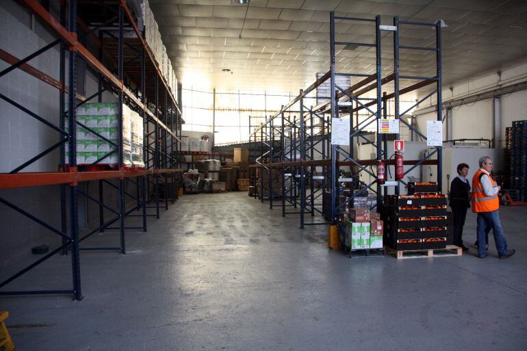 Prestatgeries gairebé buides al Banc dels Aliments de Girona