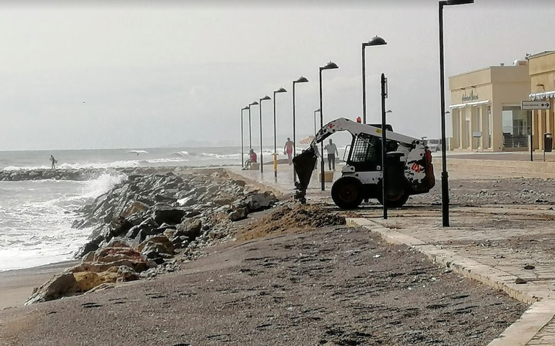 El mar rompe sobre el paseo de la Playa de Pinedo (València) tras un reciente temporal