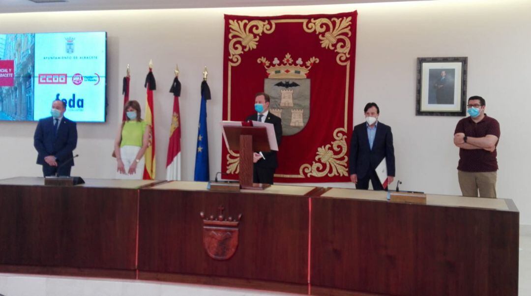 Momento durante la firma del pacto en el salón de plenos del Ayuntamiento