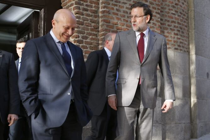 El presidente del Gobierno español, Mariano Rajoy, conversa con el ministro de Educación, José Ignacio Wert al término de la presentación de las obras escogidas del politólogo Juan J. Linz