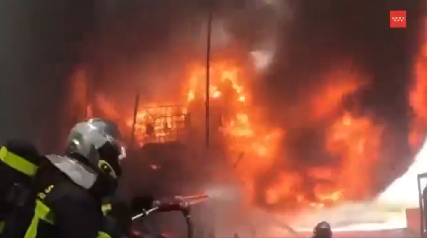 Los bomberos estuvieron toda la noche trabajando en la nave de Valdemoro