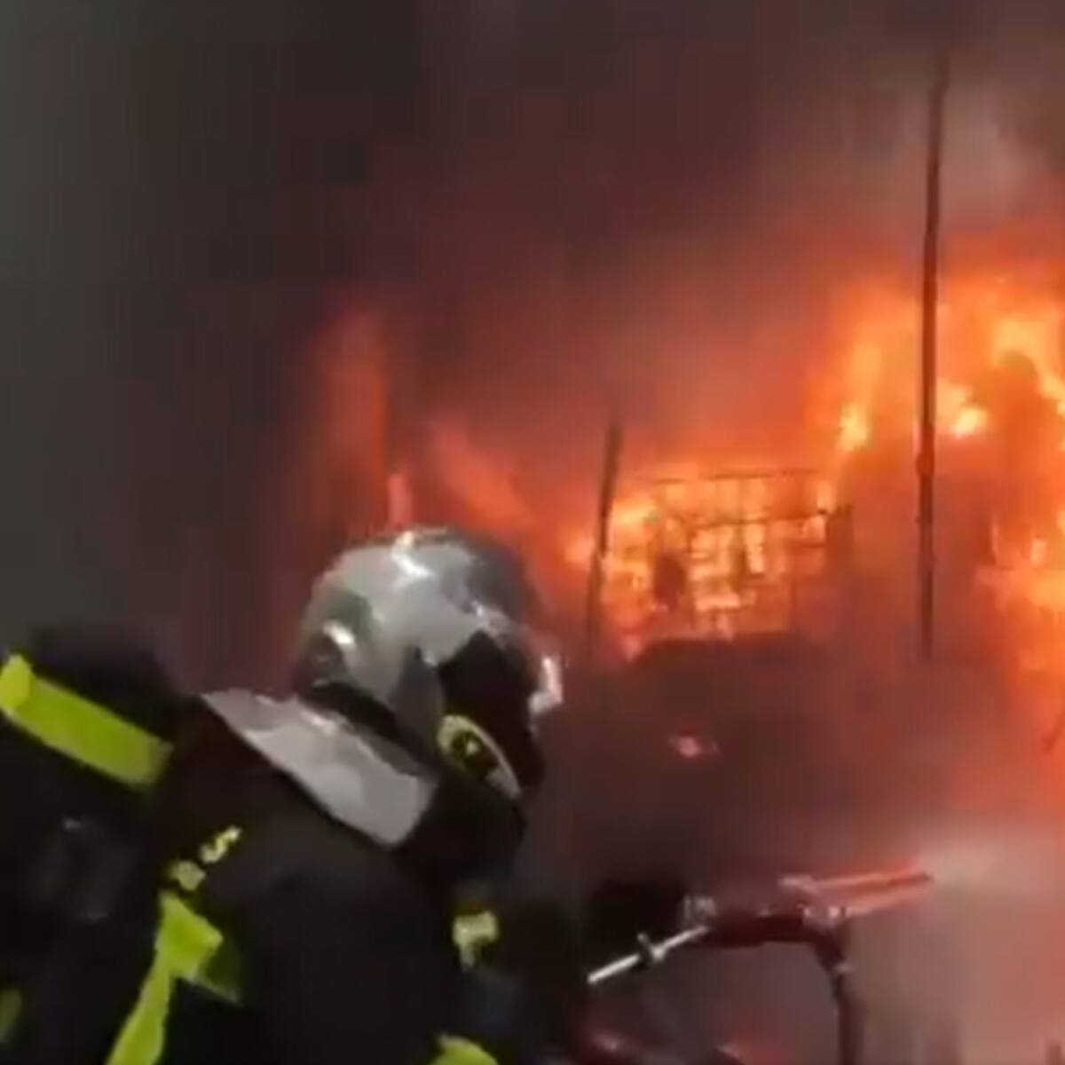 Un espectacular incendio calcina una nave industrial en Valdemoro