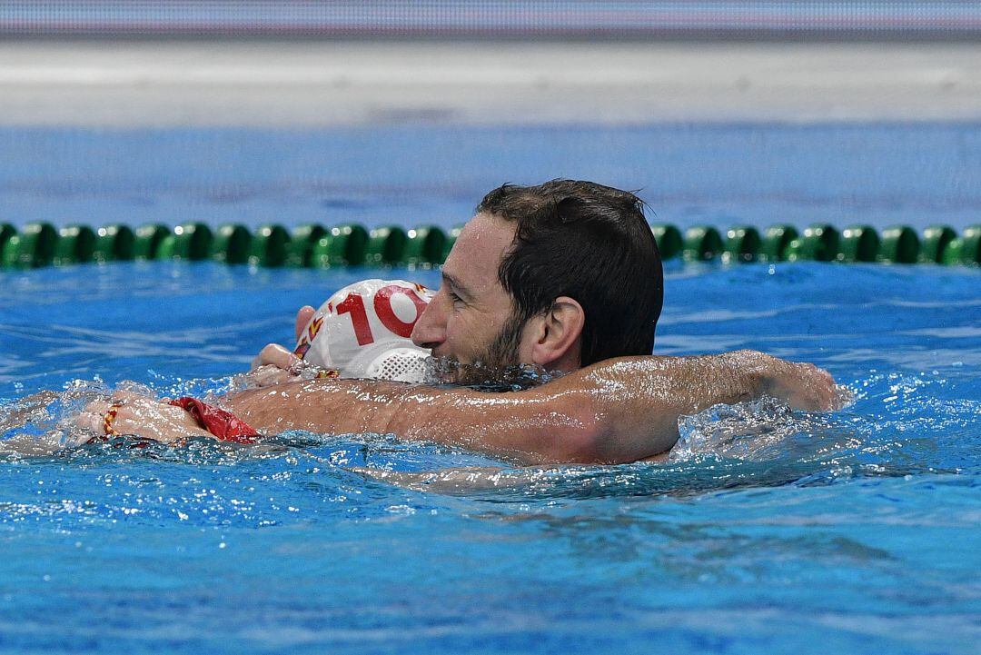 La selección española de waterpolo durante las semifinales.