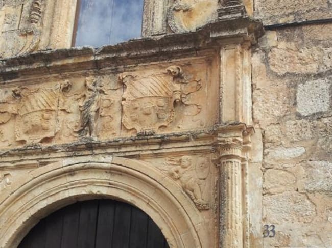 Detalle de la portada del Museo del Ruso de Alarcón.