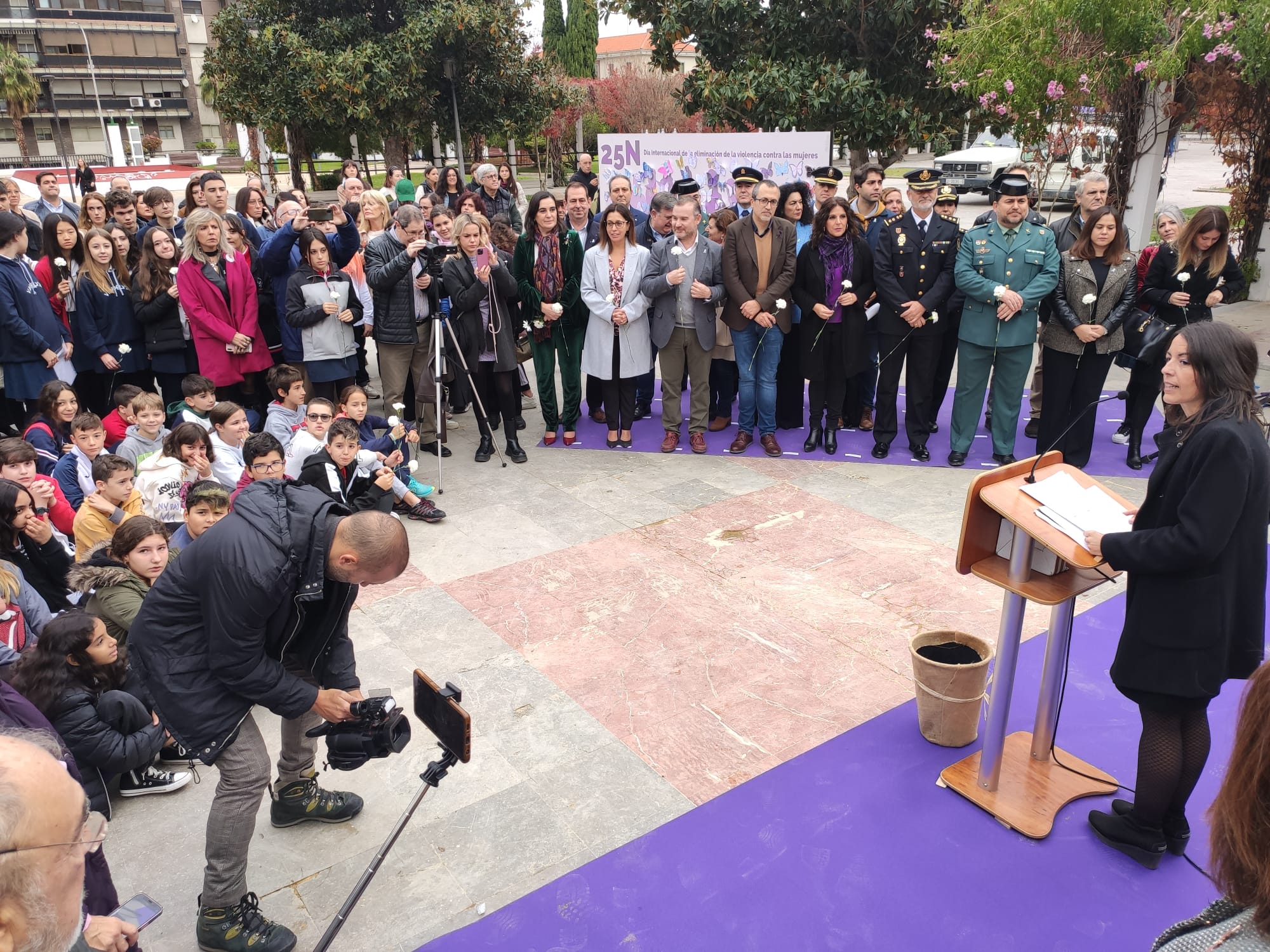 Acto con escolares e instituciones para el 25N organizado por el Ayuntamiento de Jaén capital