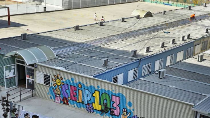 Laura: "Mi hija me dice que su colegio es raro. Estudia en barracones"