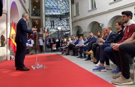 El presidente Blázquez se dirige a autoridades, entrenadores y jugadores durante el acto previo al torneo