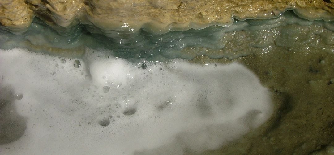 Vertido. Foto de archivo