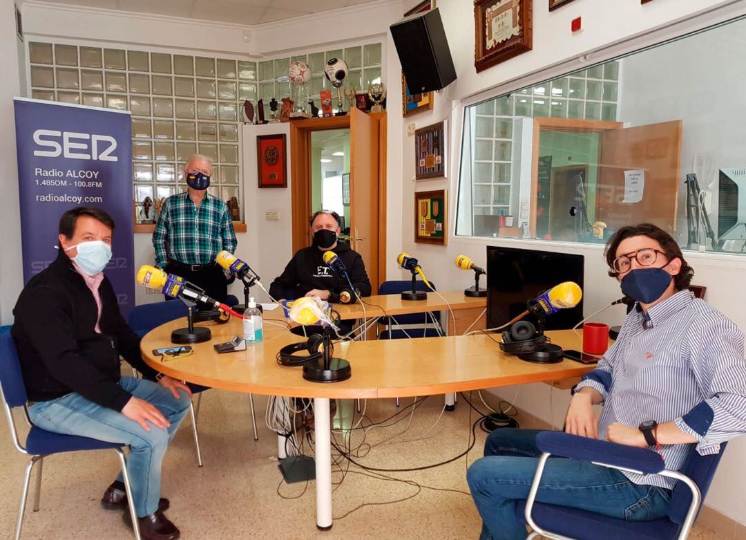 Rafa Palmer, Valentín Domínguez y Moisés Olcina junto a Paco Aznar