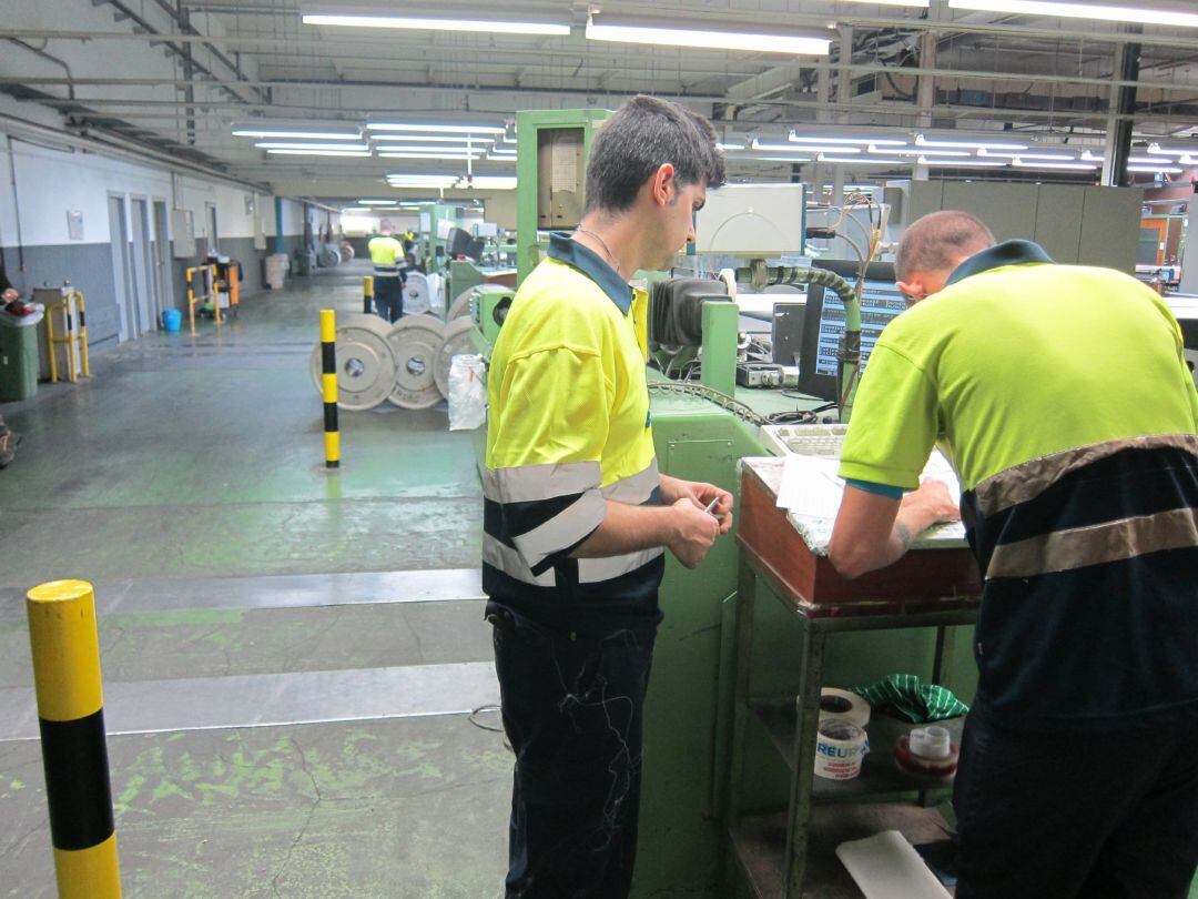 Operarios trabajando en un pabellón industrial 
 
 