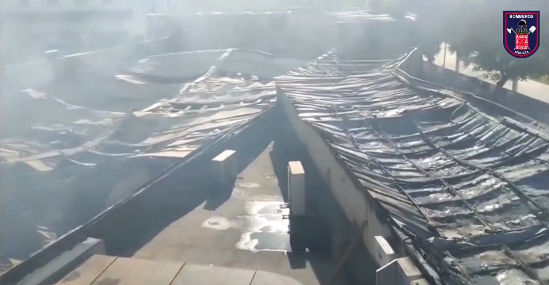 Cubierta del bazar afectado por un incendio en Las Atalayas, en Murcia