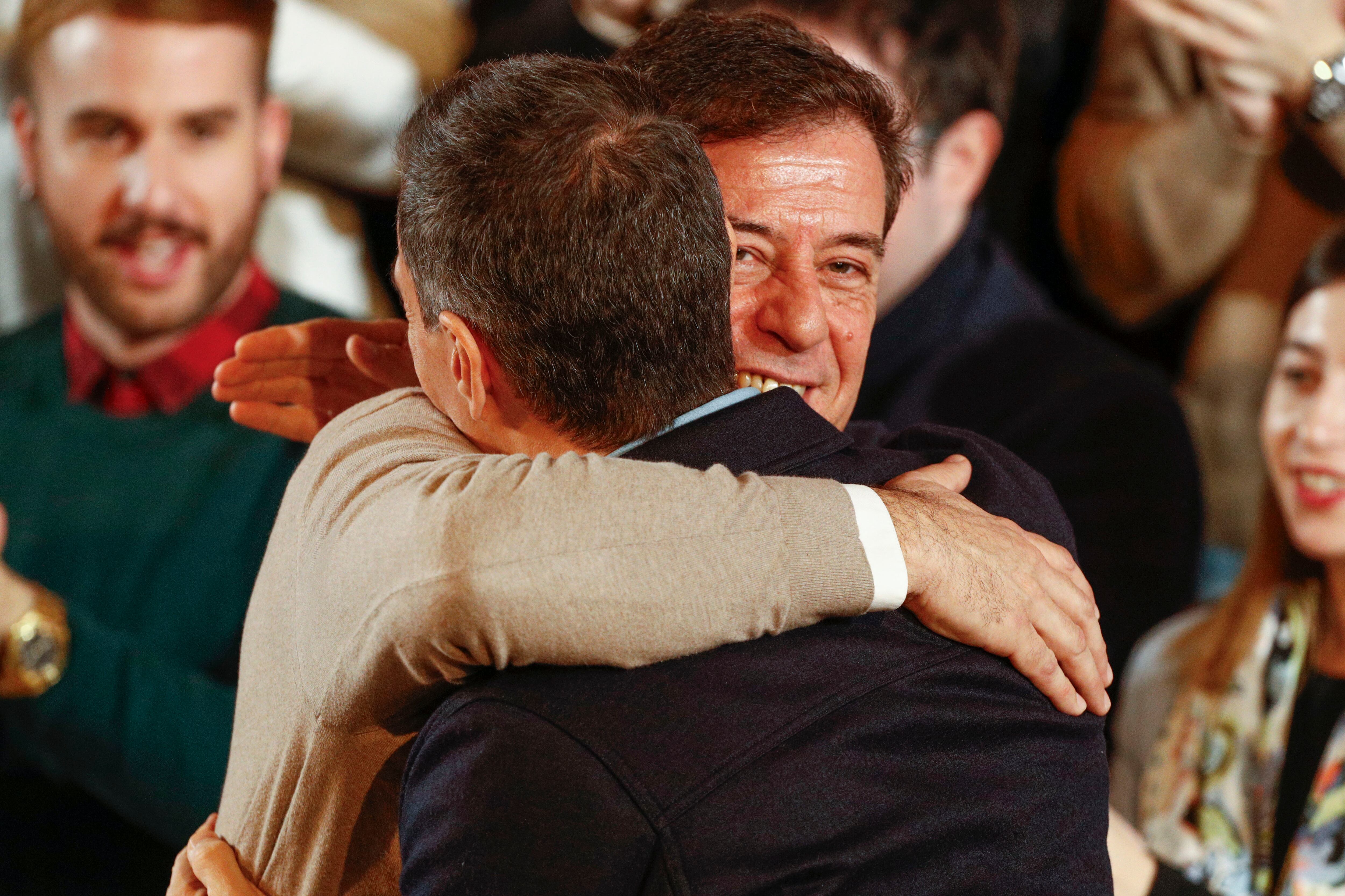 -FOTODELDÍA- LUGO, 27/01/2024.- El secretario general del PSOE y presidente del Gobierno, Pedro Sánchez (d), arropa al candidato del PSdeG a la Presidencia de la Xunta, José Ramón Gómez Besteiro (i), en un acto de precampaña en Lugo en el que también intervienen la vicesecretaria general de los socialistas gallegos, Lara Méndez, y la alcaldesa de la ciudad, Paula Alvarellos.- EFE/Eliseo Trigo
