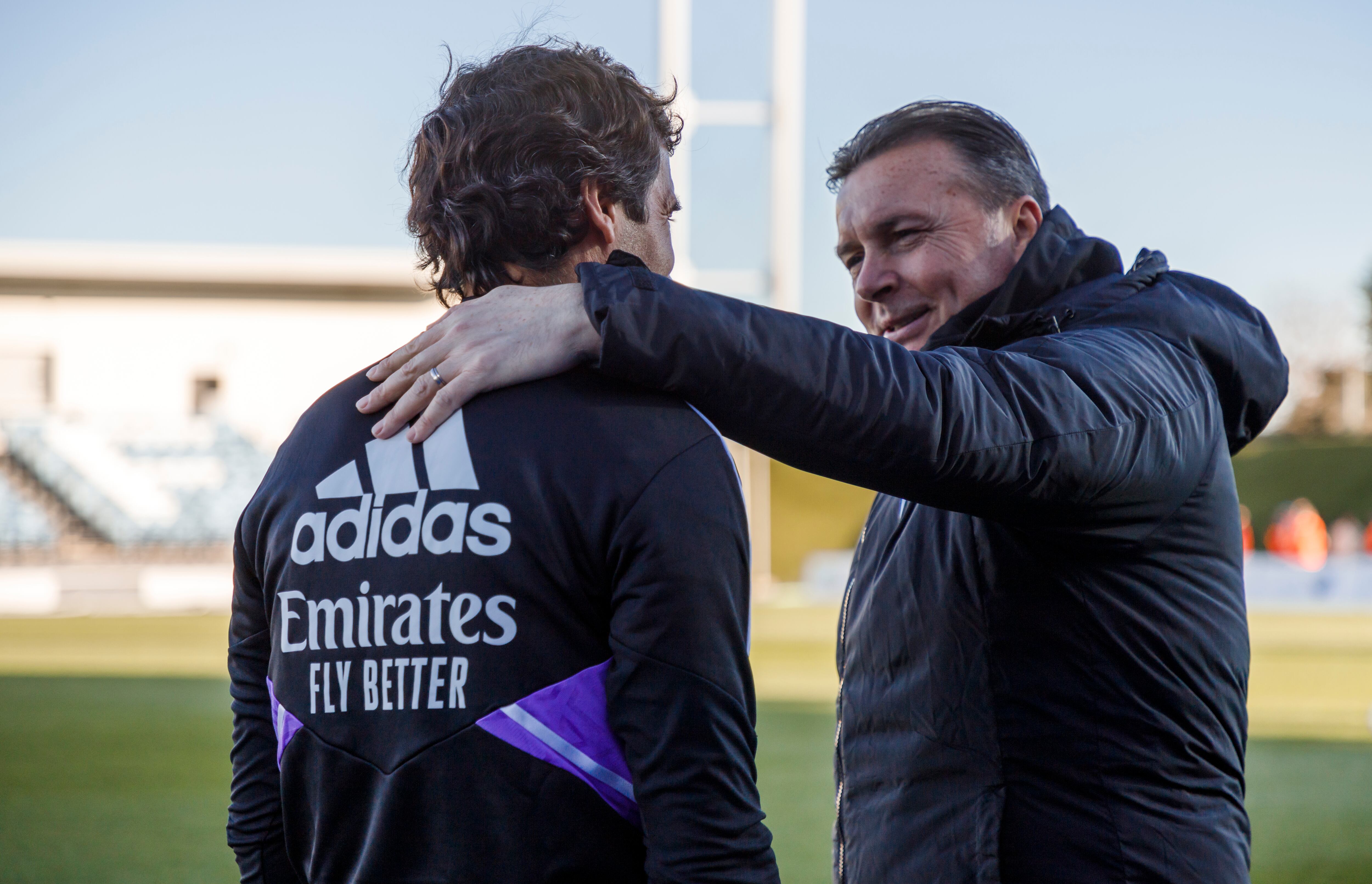 Raúl González Blanco y Cristóbal Parralo se saludan antes del Real Madrid Castilla-Racing de la pasada semana en el Alfredo Di Stéfano (foto: Cadena SER)