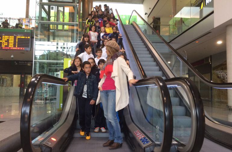 Un grupo de niños desciende por las escaleras mecánicas del centro comercial Vialia, donde están los cines Yelmo