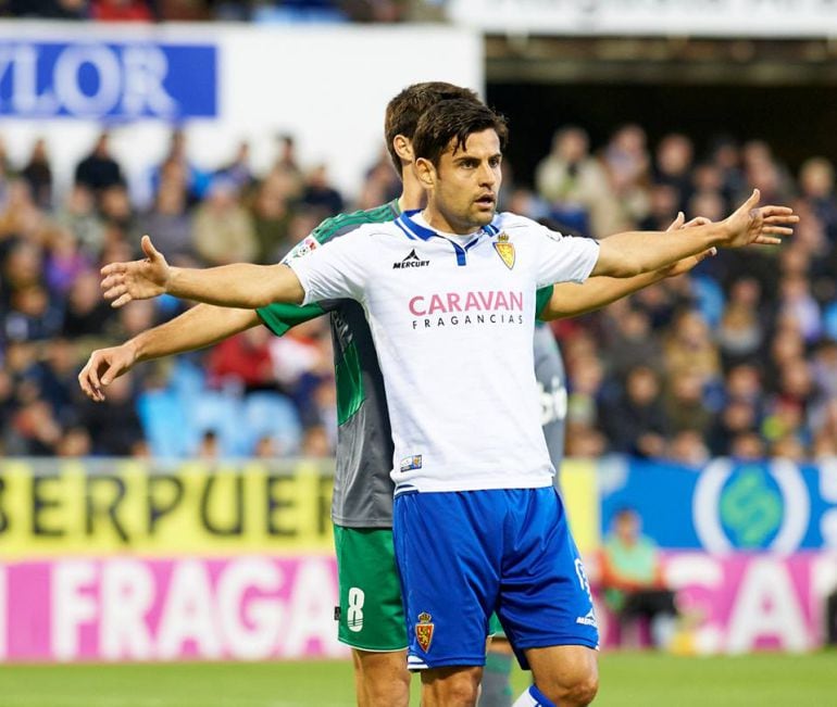 Albert Dorca en un lance del juego durante un partido en la Romareda