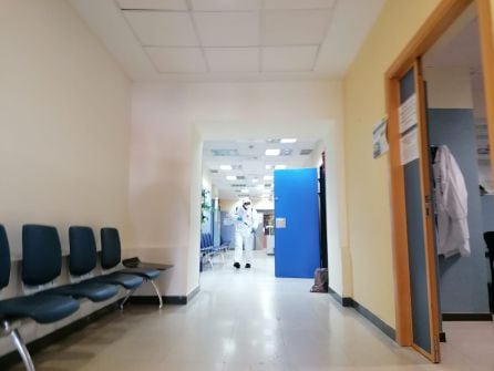Un operario desinfecta un pasillo del hospital.