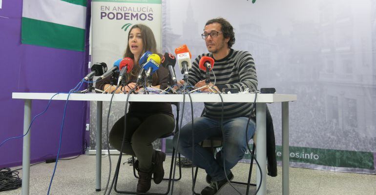 Laura Mingorance y José María González comparecen en rueda de prensa en la sede de Podemos en Cádiz