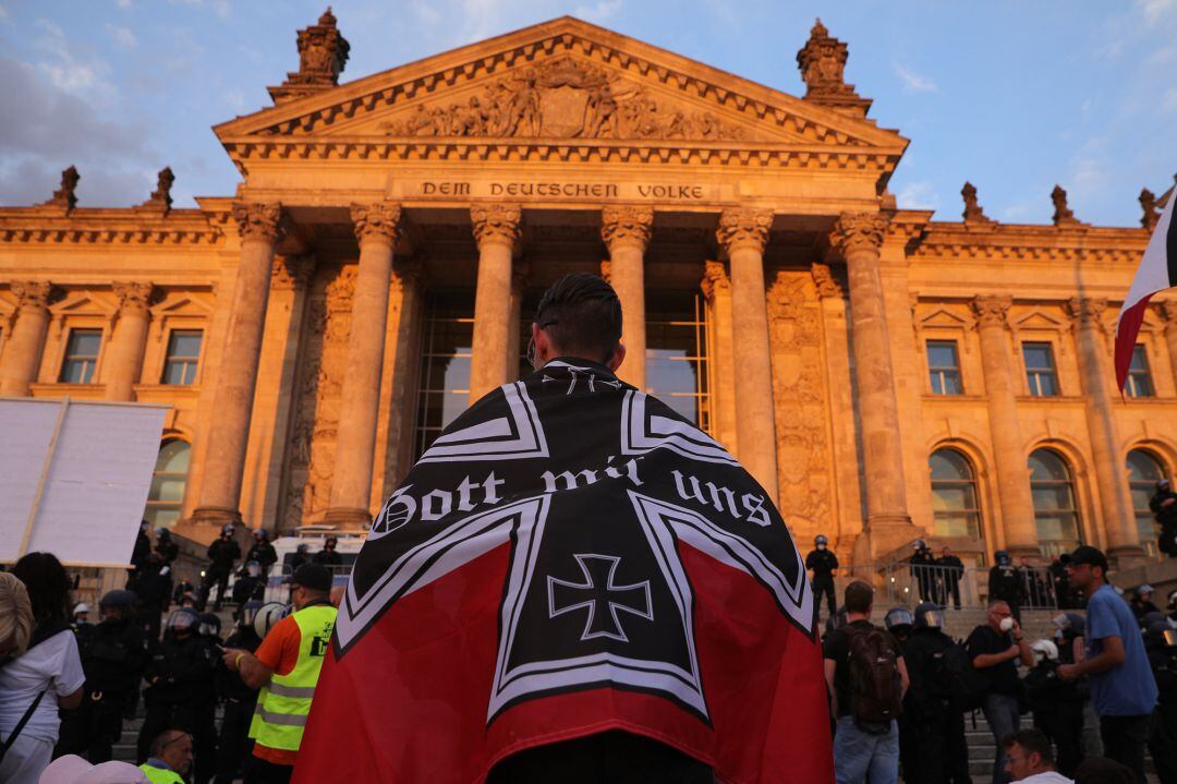 Los manifestantes permanecen fuera del Reichstag durante las protestas contra las restricciones relacionadas con el coronavirus 