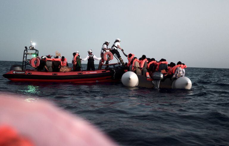 Fotografía facilitada por SOS Mediterranee, del rescate en alta mar de parte de los 629 inmigrantes trasladados al barco &#039;Aquarius&#039;