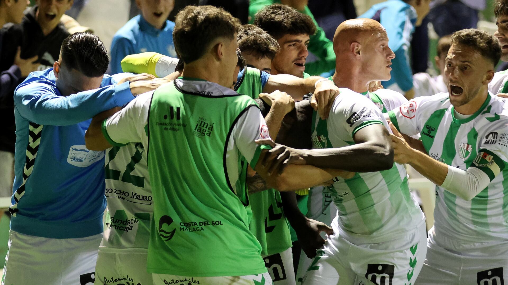 Celebración de uno de los goles del Antequera C.F. en su partido con el Sevilla Atlético